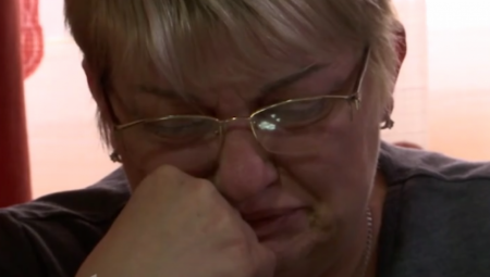 DEJANA DRŽE KAO TAOCA, SPAVA NA STOLICI I SLABI MU SRCE Supruga uhapšenog policajca na barikadi u Rudaru