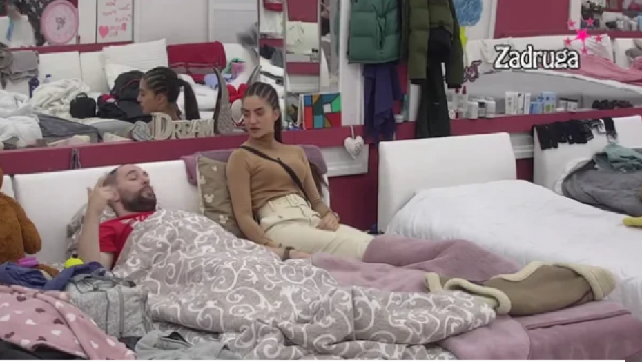 KRENULI SA ZAJEDNIČKIM PLANOVIMA! Zvezdan i Anđela se ne razdvajaju: Dok mu žena sedi kod kuće, Slavnić ne može da odoli zadrugarki! (FOTO)