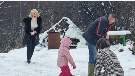 MINISTARKA DARIJA KISIĆ POSETILA SEDMOČLANU PORODICU Uživala u grudvanju sa decom