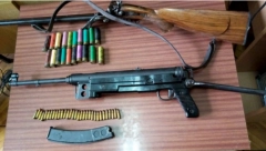 POLICIJA OSTALA ZATEČENA PRILIKOM HAPŠENJA STARICE U NEGOTINU Baba poseduje arsenal oružja, od automatske puške do karabina! (FOTO)