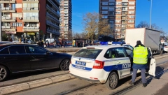 TEŠKA NESREĆA NA NOVOM BEOGRADU KOD "HAJATA" Muškarac pretrčavao ulicu, vozač ga bacio na haubu