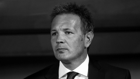 VEO TUGE OBAVIO SRPSKE ZEMLJE SVETE Pesma o Siniši Mihajloviću od koje suze same teku