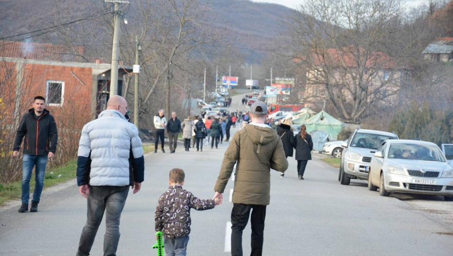 ČEKA SE ODGOVOR KFORA Srbi i deveti dan na barikadama, Šiptari šire spisak za hapšenja!