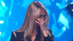 "JOŠ SI BEBA" Takmičarka se slomila u emisiji "Zvezde Granda", OVE REČI ŽIRIJA SU JE RASPLAKALE!