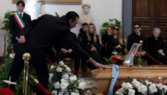PORODICA SKRHANA BOLOM Pojavile se fotografije iz Rima, prijatelji prilaze kovčegu kako bi se oprostili od Mihajlovića (FOTO)