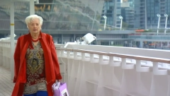 PENZIONERKA (94) RASPRODALA SVE I PRESELILA SE NA LUKSUZNI KRUZER Tvrdi da je najbogatija beskućnica na svetu, a žali smo zbog ove stvari