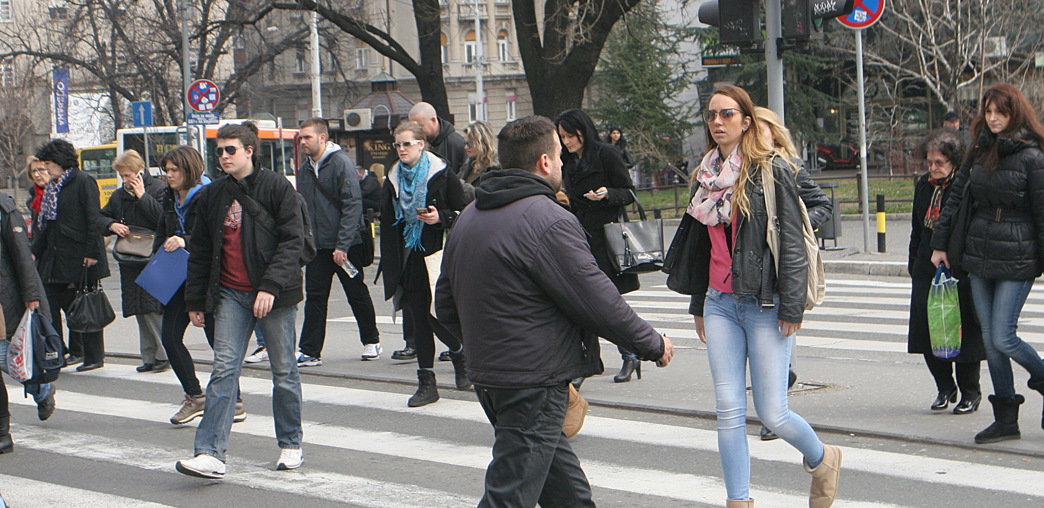PRELAZILA ULICU SA DETETOM, A ONDA-ŠOK! Novosađanka nije mogla da veruje šta joj se dogodilo (FOTO)