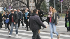 KAKO SU, BRE, OVE NOVE GENERACIJE VASPITAVANE?! Devojka sa bebom prelazila preko pešačkog, pa ostala ZGRANUTA