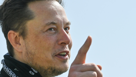 "BAJDENOVA MARIONETA LAŽE" Mask negirao vest da je ilegalno radio 1990-ih