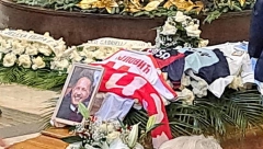 NIŠTA BEZ NJEGOVE ZVEZDE Crveno-beli dres na Mihinom kovčegu (FOTO)