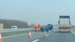 AUTOMOBIL SLETEO SA PUTA I PREVRNUO SE Nezgoda na auto-putu kod Šimanovaca (FOTO)