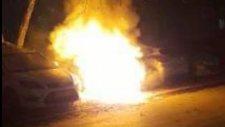 EKSPLOZIJA NA DEDINJU Izgoreo "rendž rover", vatra zahvatila i druga vozila