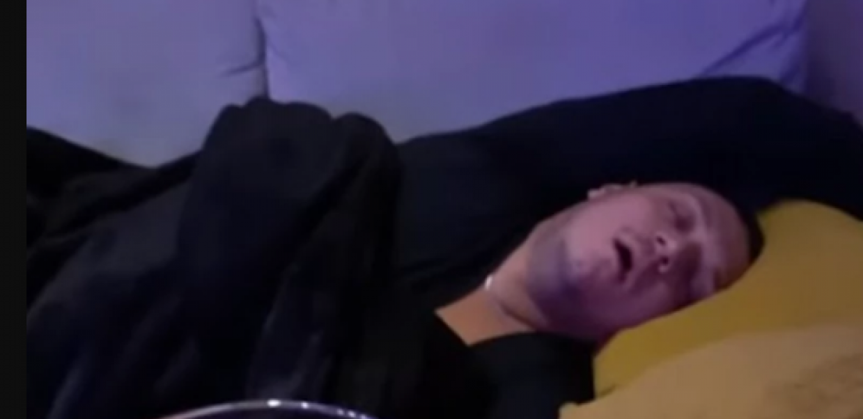 ONESVESTIO SE OD ALKOHOLA Pevač pozvao goste na slavu, pa zaspao u dnevnoj sobi  ONA JE SVE ZABELEŽILA (FOTO)