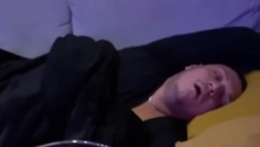 ONESVESTIO SE OD ALKOHOLA Pevač pozvao goste na slavu, pa zaspao u dnevnoj sobi  ONA JE SVE ZABELEŽILA (FOTO)