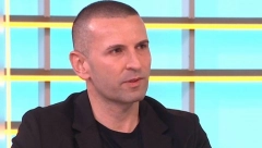 SVAKA DRUGA DEVOJKA U SRBIJI BI DA IZGLEDA KAO PLASTIČNA LUTKA Dr Kovačević otkriva da prćast nos i mačkaste oči posle 40-e postaju karikatura