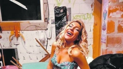 JEREMIĆEVA NE PRESTAJE DA SE MODIRA Glamurozna i u haosu, a tek da je vidite u ovom izdanju! (FOTO)