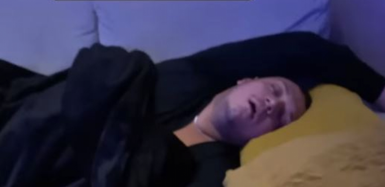 DOMAĆIN Gastoz zaspao na sopstvenoj slavi (FOTO)