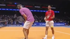 HIT SCENA SA NOLETOVOG MEČA Zverev pogodio Đokovića lopticom, a onda mu prišao i namestio zadnjicu, navijači umirali od smeha (VIDEO)