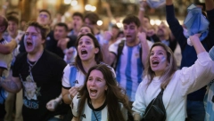 POTPUNO LUDILO NA ULICAMA, MUŠKARCI NISU ZNALI GDE PRE DA GLEDAJU Devojke se skidale gole na proslavi Argentine u Buenos Ajresu (VIDEO)