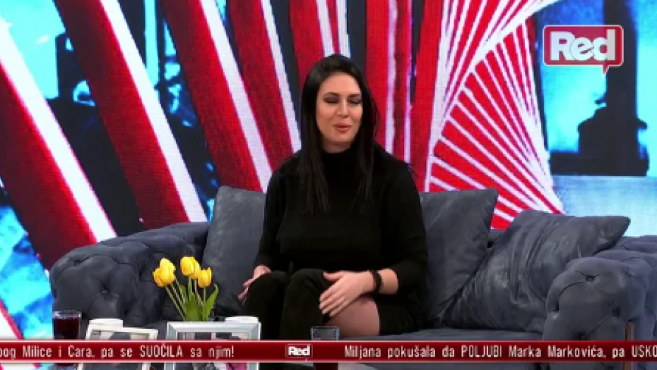 NAŠA PEVAČICA POTPUNO GOLA! Isplivala slika iz džakuzija, poznati muškarac umešan u sve!