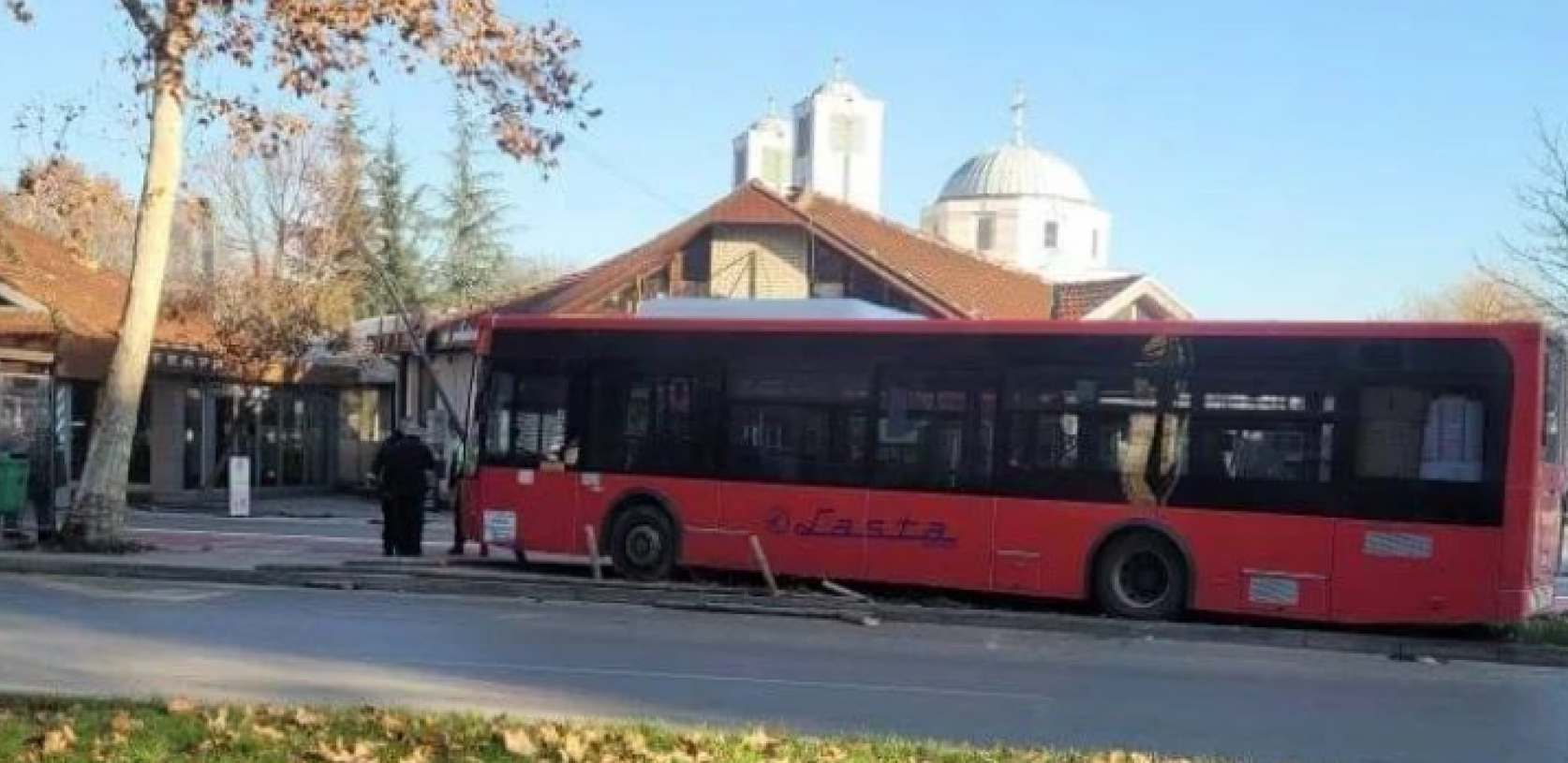 ŽENA IZ ZEMUNA POSTALA HIT NA INTERNETU Čekanje autobusa ume da se oduži, a ova gospođa kao u kafiću