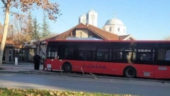 POTRESNA SCENA U NIŠU Autobus izleteo sa puta i zakucao se u banderu! (FOTO)