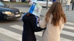 UŽAS! Roditelji, znate li šta vam rade deca? Devojčica s kesom na glavi izleće pred auto!