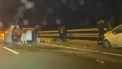 STRAVIČNA NESREĆA KOD BUBANJ POTOKA Nekoliko povređenih u lančanom sudaru, delovi vozila svuda po putu (VIDEO)