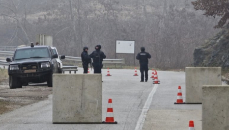 POKRET KURTIJEVIH SPECIJALACA Policija lažne države ojačava barikade pred protest