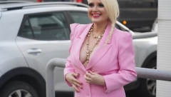 SKANDALČINA! MAJI NIKOLIĆ PRED SVIMA ISPALA BRADAVICA Došla na snimanje bez brusa, a tek da vidite MODNU ŠIZOFRENIJU na njoj! (FOTO)