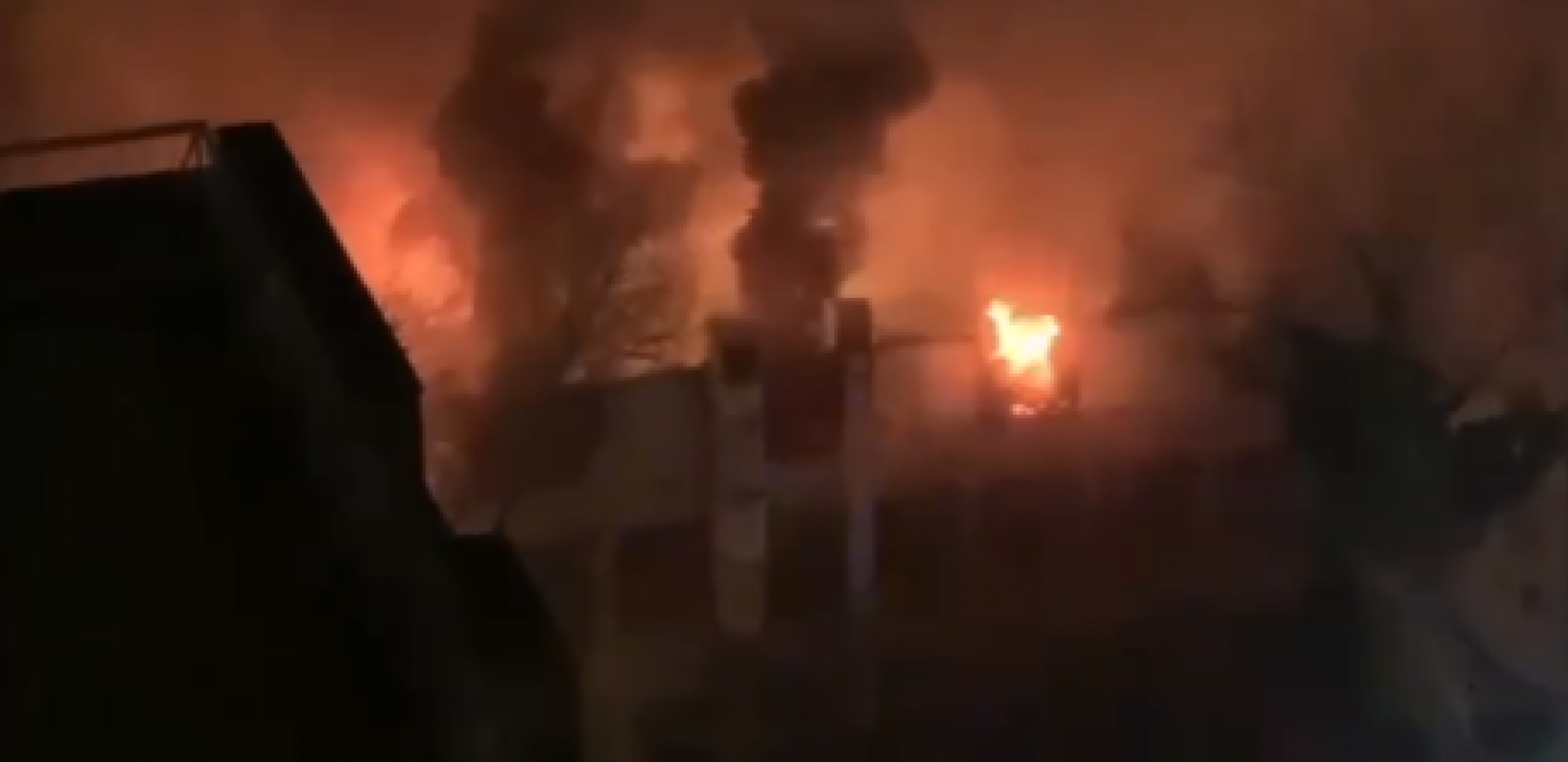 PRVI SNIMCI POŽARA U BULEVARU DESPOTA STEFANA Gori napuštena zgrada, vatrogasci se bore sa vatrenom stihijom (VIDEO)