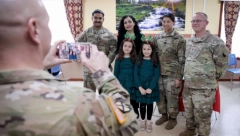 KURTIJEVA VEŠTICA OTIŠLA U BONDSTIL! Vjosa otišla kod američkih vojnika: Naša veza je jača nego ikada