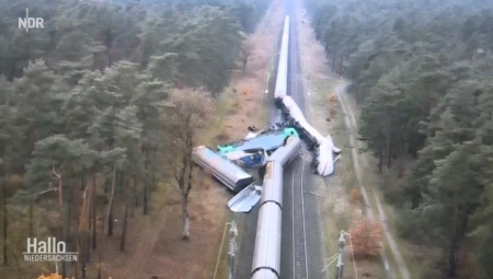 VOZ SA 70 VAGONA ISKOČIO IZ ŠINA Drama u SAD - iscurila opasna materija