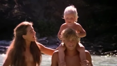 NATERALI SU JE DA TRČI GOLA PO PLAŽI I DA LJUBI STARIJEG MUŠKARCA Glumica je imala je samo 14 godina na snimanju "Plave lagune"