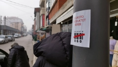 SRAMNI PLAKATI U BOŠNJAČKOJ MAHALI Zovu na bojkot srpske robe, Kurtijeva policija ne reaguje! (FOTO)