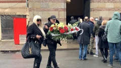 MUK NA NOVOM GROBLJU Dara Bubamara pristigla na sahranu Milana Laće Radulovića (FOTO/VIDEO)