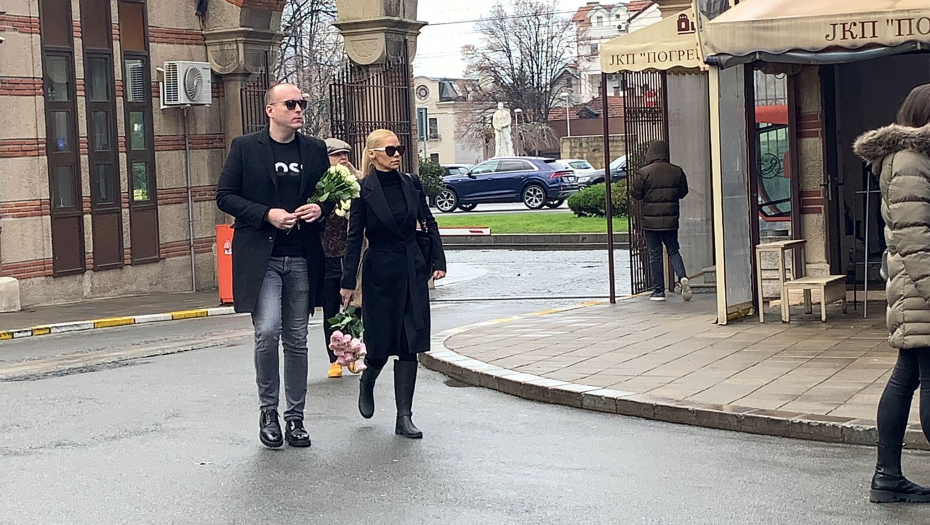 SLOMLJENA Nataša Bekvalac stigla na Laćinu sahranu,  bezuspešno pokušava da sakrije suze (FOTO)