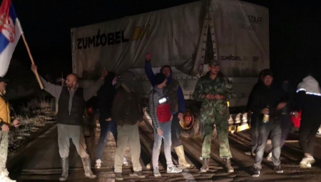PODRŠKA BRAĆI I SESTRAMA SA KOSOVA I METOHIJE! Grupa Srba blokirala Merdare (FOTO)