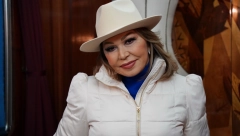 NEDA UKRADEN PRAZNIKE PROVODI SA SVOJIM NAJMILIJIMA Iako je pevačica poznata da se odlično snalazi u kuhinji, ovog puta su joj pomogli unuci oko farbanja i dekoracije jaja (FOTO)