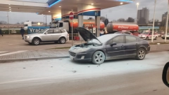 ZAPALIO SE PEŽO U POKRETU USRED ČAČKA Radnici benzinske pumpe odmah istrčali sa protivpožarnim aparatima (FOTO)