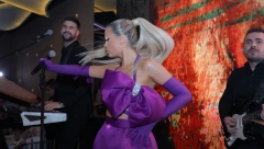 'AJMO DA BROJIMO ZAJEDNO! Milica Pavlović uvela publiku u Novu 2023! Evo koga je prvo poljubila! (VIDEO)