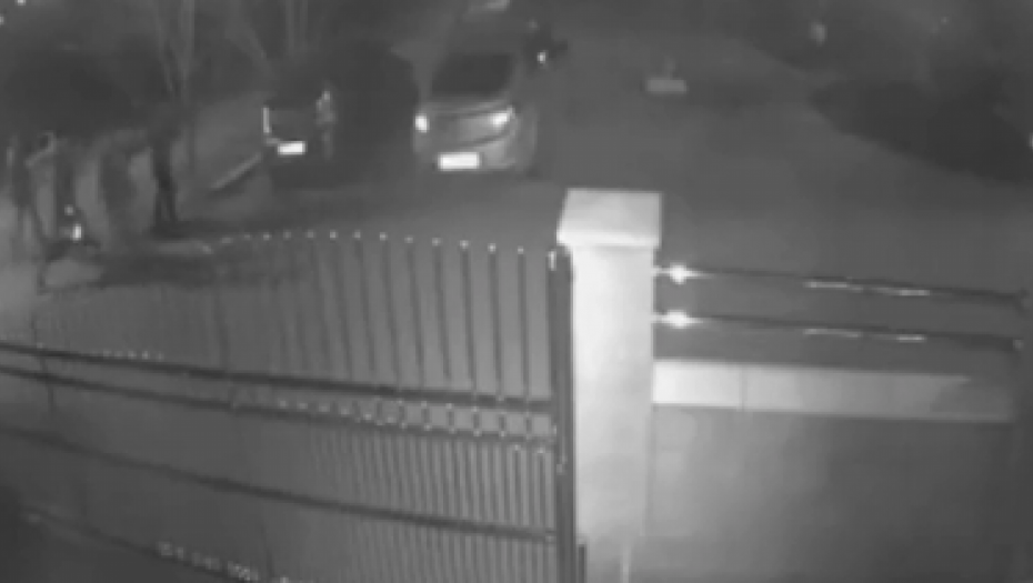 (UZNEMIRUJUĆI VIDEO) BRUTALNO PRETUKLI DEČAKA U BEOGRADU: Branio dečje igralište, oni mu naneli teške povrede!