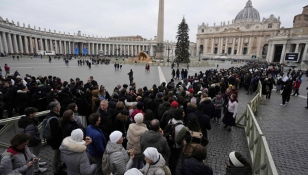 HILJADE VERNIKA U VATIKANU Počelo odavanje pošte papi Benediktu XVI