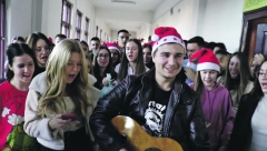 VREME DARIVANJA Gimnazijalci iz Čačka pokrenuli lanac humanosti: 100 paketića od srca