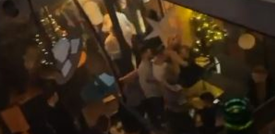 OPŠTA MAKLJAŽA DOK MUZIKA SVIRA! Potukli se u novogodišnjoj noći, ne zna se ko koga udara!  (VIDEO)