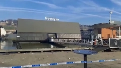 NEKADA ČUVENI SPLAV I DALJE POTOPLJEN U RECI Čeka se reakcija vlasnika dok ''Fristajler'' još uvek stoji napola u Savi