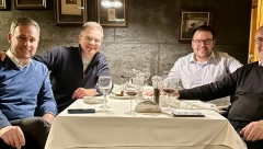 BAŠ IM JE LOŠE U ŽIVOTU! Vuk sa ekipom "odbranio KiM" 2008. pa sad uz vino i hranu objašnjava da neće da trpe jaram (FOTO)