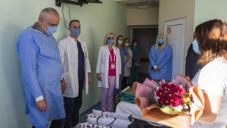 Gradonačelnik Stevan Bakić obišao prvu bebu rođenu u 2023. godini u Subotici (FOTO)