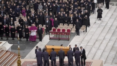 DANAS SAHRANA PAPE BENEDIKTA XVI Skoro 200.000 ljudi odalo poštu