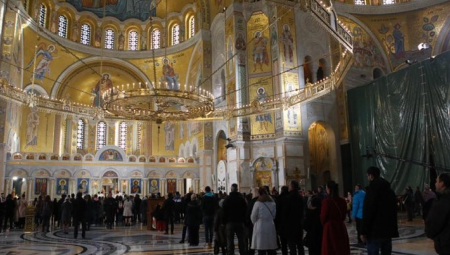 BOŽIĆNA LITURGIJA U HRAMU Česnica od 250 kilograma, na liturgiji i ministar Mali (FOTO/VIDEO)
